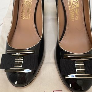 Salvatore Ferragamo Vara Bow Pump size 8.5